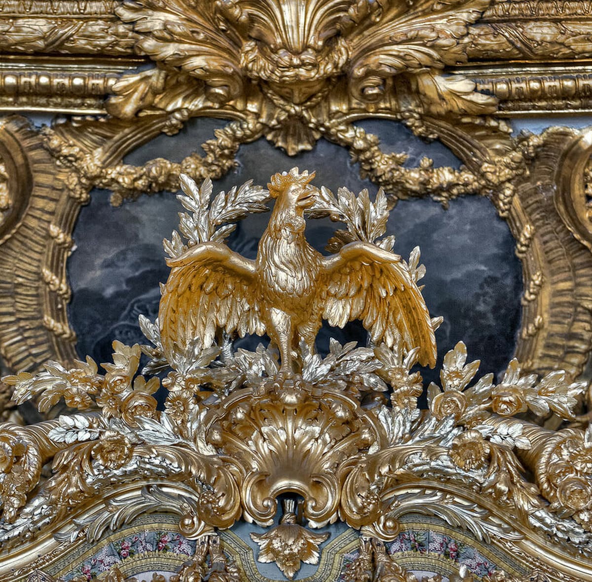 Птица в орнаменте барокко
