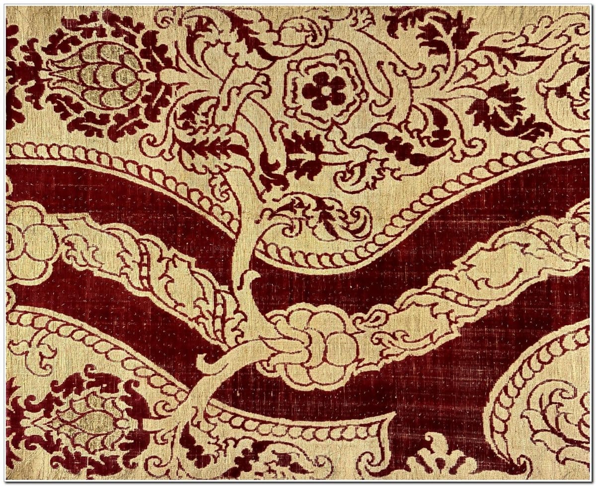 Готический орнамент на ткани и в вышивке