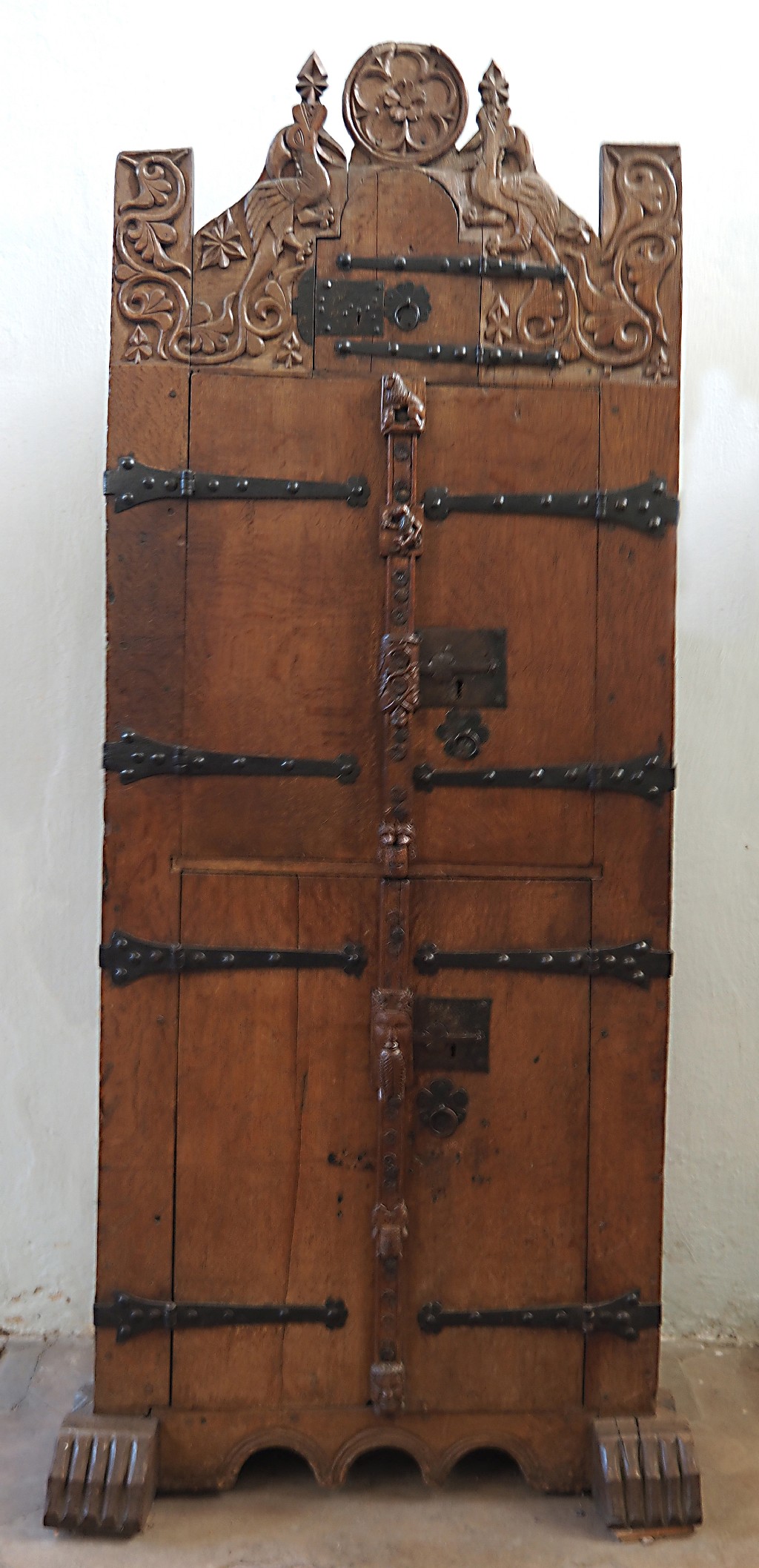 Шкаф в романском стиле средневековья